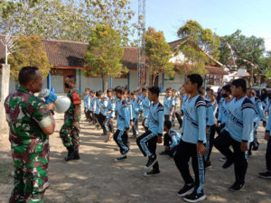 Yang Dilakukan Babinsa Kepada Puluhan Murid MI Muhammadiyah Tanamkan Disiplin Dan Cinta Tanah Air.