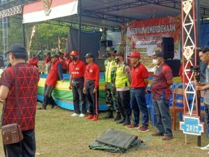 Jalan Santai Berhadiah Doorprize Menarik, Babinsa Dan Bhabinkamtibmas Sambirejo Amankan Kegiatan