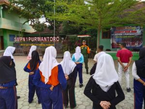 Bangun Pribadi Disiplin Dan Jiwa Korsa, Babinsa Koramil 19/ Purwantoro Berikan Pelatihan PBB Bagi Siswa SMP N 1 Purwantoro.