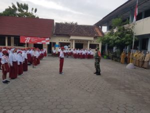 Latihkan Kedisiplinan Sejak Usia Dini, Babinsa Kadipiro Jadi Inspectur Upacara Dalam Upacara Bendera di SD Negeri Banyuagung 3.