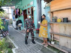 Babinsa Danukusuman Bagikan Obat Ke Warga Yang Isolasi.