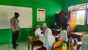 Babinsa Dampingi Imunisasi HPV dan MR Siswa-Siswi SDN 4 dan SD 5 Gilirejo Baru.