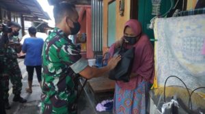 DOOR TO DOOR.., Dandim 0735/Surakarta Berikan Bantuan Paket Sembako Kepada Masyarakat Kurang Mampu.