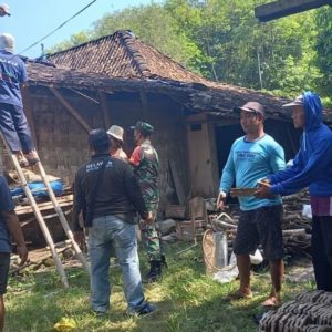 Koramil Sambi Boyolali, Ikut Pelopori Bedah Rumah Warga Yang Tak Layak Huni.