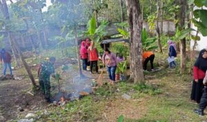 Babinsa Trosobo Dampingi Bidan Desa Laksanakan PSN.