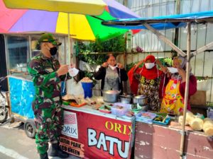 Tekan Angka Covid Babinsa Tipes Bagi-bagi Masker Gratis Kepada Warga Binaan