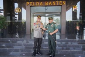 Kapolda Banten memberikan bantuan kepemilikan rumah Tanpa DP kepada TNI & Polri