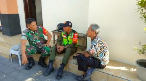 Serma Yudhi Aktifkan Komsos Dengan Pegawai Kelurahan.