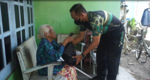 Kodim 0735/Surakarta Peringati HUT TNI Ke-77, Dengan Berbagi Sembako Untuk Lansia Dan Yatim Piatu.