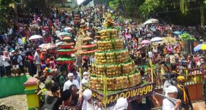 TRADISI “YAA QOWIYYU” SEBAR KUE APEM DI HAUL KI AGENG GRIBIG JATINOM KLATEN. SIMAK SEJARAHNYA…