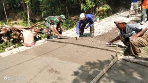 Babinsa Bersama Masyarakat Kerja Bakti Cor Jalan