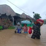 Dandim 0808/Blitar, Diwakili Kasdim Bersama Forkopimda Tinjau Langsung Lokasi Banjir Di Wilayah Kab. Blitar.