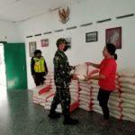 Babinsa Dampingi Pembagian PKH Berupa Sembako Kepada Masyarakat.