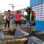 Sinergitas Babinsa dan Bhabinkamtibmas Joyotakan, Dalam Monitoring Debit Air di Wilayah.