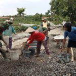 Permudah Hasil Pertanian, Babinsa Bantu Warga Rabat Jalan Pertanian