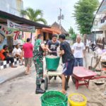 Kodim 0735/Surakarta Serka Priyano Bersama Warga RW 09 Kelurahan Jayengan Melaksanakan Kerja Bakti Pengangkutan Pasir Ladu untuk Pavingisasi di Jalan Kampung.