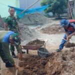Berbenah, Danramil Nogosari Pimpin Anggota Korve Pembuatan Gapura.