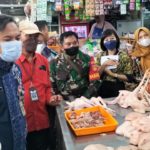 Jelang Nataru, Babinsa Sudiroprajan Dampingi Tim Satgas Pangan Dari TPID Jateng Cek Harga Dan Ketersediaan Stok Kebutuhan Pokok Masyarakat.