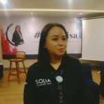 Solia Yosodipuro ajak staf untuk membasuh kaki ibu di hari Ibu.