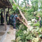 Anggota Kodim 0726/Sukoharjo, Gerak Cepat Bantu Warga Bulu Yang Tertimpa Musibah Angin Puting Beliung