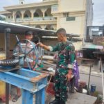 Inilah Pesan Komsosnya Babinsa Joyotakan dengan Penunggu WC Umum & Penjaga Pintu Air