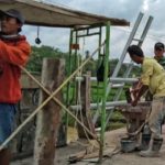 Babinsa Nogosari bantu sekaligus awasi pembangunan jembatan