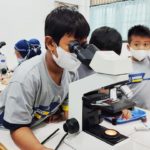 Sains Club SD Muh PK Kottabarat Belajar Mikroskop Binokuler di Laboratorium Biologi UMS