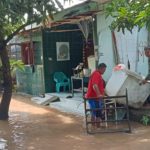 Peduli Korban Banjir, Babinsa Sewu Terjun Langsung ke Lokasi Berikan Bantuan