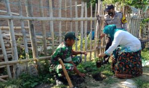 Peduli Lingkungan Babinsa Bersama Bahabinkamtibmas Laksanakan Penanaman Pohon