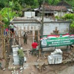 Dibawah Gerimis Hujan, Anggota Kodim 0726/Sukoharjo Dan Warga Tetap Semangat Gotong-royong Royong Garap RTLH