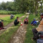 Sembari Komsos Babinsa Ingatkan Warga Waspada Banjir