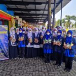 Sambut Ramadhan 1444 H, Siswa SMP Muhammadiyah PK Solo Bagikan Paket Tarhib Ramadhan