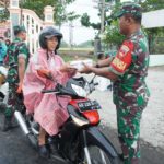Bantu warga di perjalanan, Koramil 01 Sukoharjo Bagikan Takjil berbuka puasa ke pelintas jalan