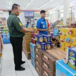 Jelang Lebaran, Babinsa Kelurahan Jajar Sambangi Indomaret Cek Ketersediaan Bahan Sembako