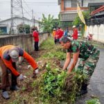 Babinsa Kelurahan Karangasem Pelopori Warga Bersihkan Lingkungan