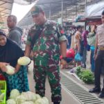 Terjun Langsung Ke Pasar Tradisional, Babinsa Pajang Cek Harga Sembako Jelang Lebaran