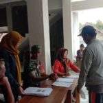 Pemerintah Desa Nguneng Salurkan CPP Beras, Babinsa Hadir Berikan Pendampingan