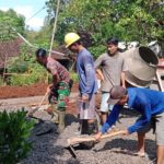 Karya Bakti Koramil 14/Jatisrono Bantu Warga Permudah Akses Jalan