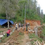 Babinsa Purwoharjo Gotong-Royong Bangun Jembatan Hubungkan Jalan Antar Provinsi