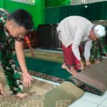 Kompak..!! Personil Satgas TMMD Bersama Warga Masyarakat Bantu Penyiapan Ibadah Sholat Jum’at