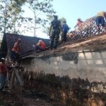 Mantapkan Kemanunggalan TNI-Rakyat, Koramil 17/Sidoharjo Gotong-Royong Bersama Warga Bantu Rehab RTLH