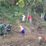 Sinergi Forkopincam Giriwoyo Bersihkan Luweng Di Girikikis Dalam Upaya Mitigasi Bencana Banjir