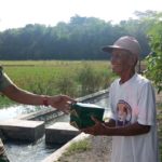 Wujud Dekat Dengan Rakyat, Batalyon 21 Grup 2 Kopassus Bagikan Nasi Kotak Di Kegiatan Rutin Jumat Berkah