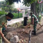 Begini Cara Babinsa Kelurahan Purwosari Dalam Menjaga Kebersihan Lingkungan