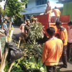 Gandeng Tim Saberling Dan Warga, Babinsa Kelurahan Kestalan Bersihkan Lingkungan