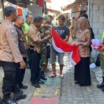 Sambut Hari Kemerdekaan RI Ke- 78, Babinsa Kepatihan Wetan Distribusikan Bantuan Bendera Merah Putih