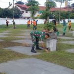 Gandeng Warga, Babinsa Keprabon Laksanakan Kerja Bakti Pembersihan Lingkungan di Lapangan Pamedan Puro Mangkunegaran