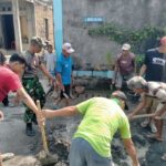 Ciptakan Semangat Gotong Royong, Babinsa Nusukan Kerja Bakti Perbaikan Jalan Kampung