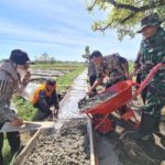 Guna Permudah Mengangkut Hasil Panen, Ini Yang Dilakukan Babinsa Bersama Warga