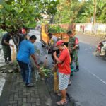 Ciptakan Lingkungan Bersih, Babinsa Timuran Motori Pembersihan Lingkungan